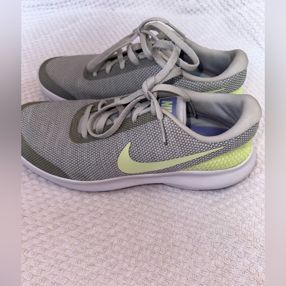 NWOT NIKE Flex Experience RN7 Size 7.5 Grey White Yellow - Picture 2 of 3